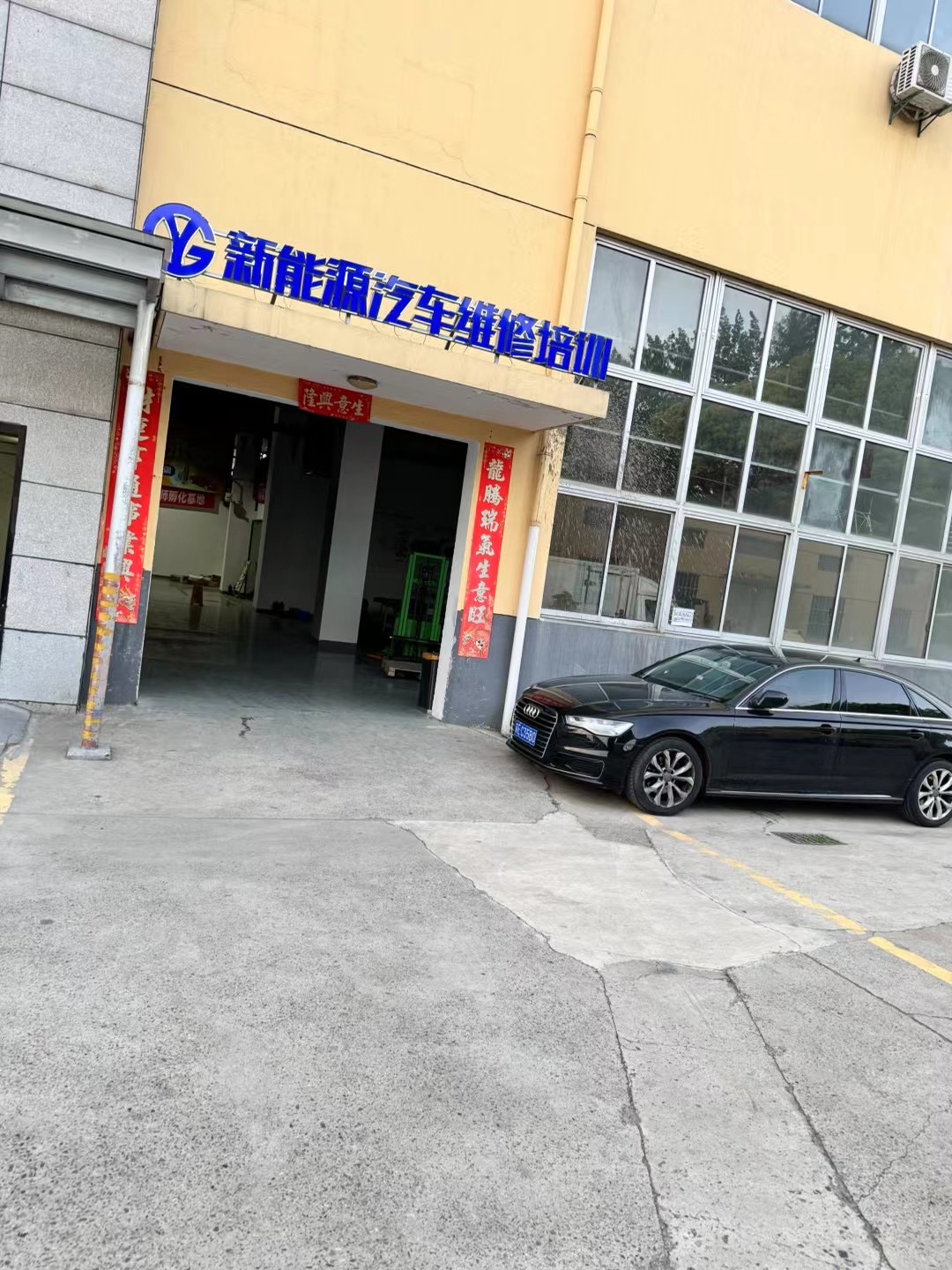 新能源汽車：驅(qū)動未來，綠色出行